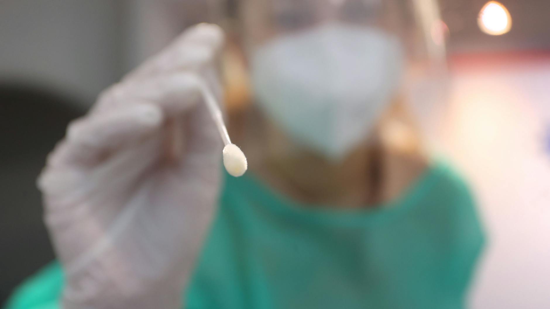 Wer ein positives Schnelltestergebnis bekommt, hat laut momentan gültiger bundesweiter Corona-Test-Verordnung Anspruch auf einen PCR-Test. Das soll sich nun ändern. (Symbolbild)