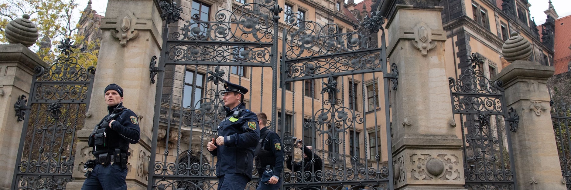Polizisten vor dem&nbsp; Residenzschloss in Dresden – nach dem Juwelendiebstahl im Grünen Gewölbe