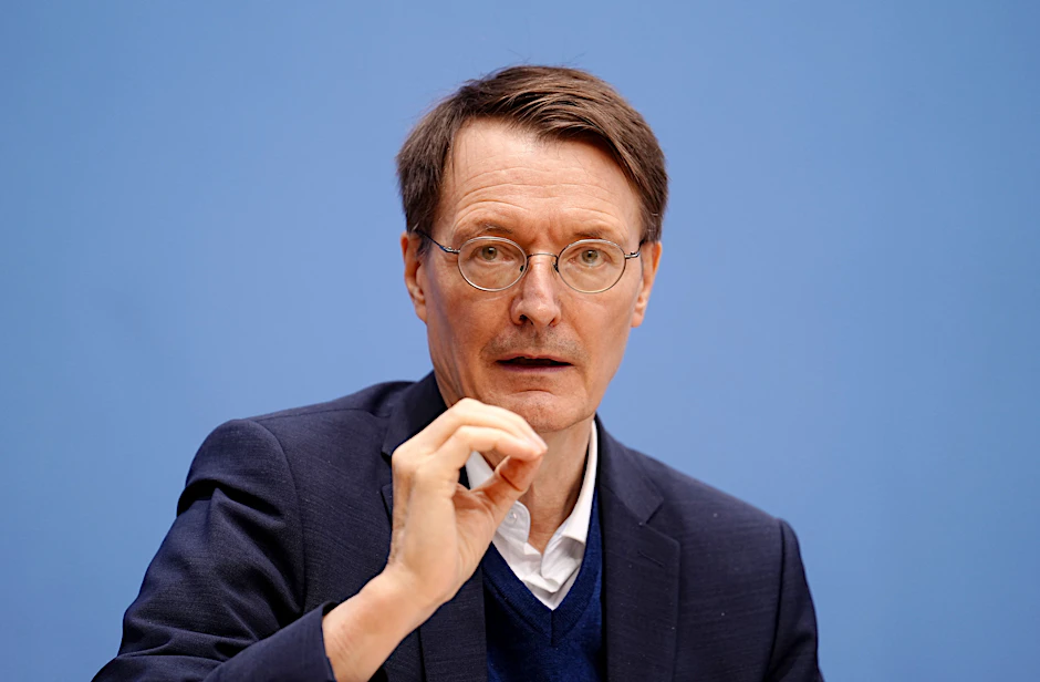 Bundesgesundheitsminister Karl Lauterbach (SPD) schätzt, dass nach Überschreiten des Höhepunkts der Omikron-Welle die Zeit für Lockerungen gekommen ist.