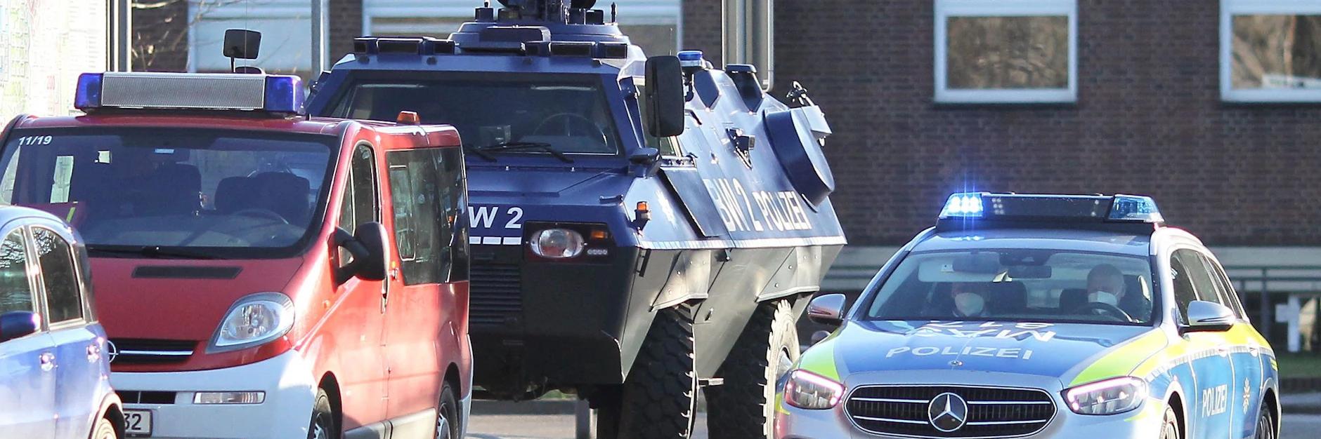 Die Polizei rückte unter anderem mit einem Panzerwagen an.