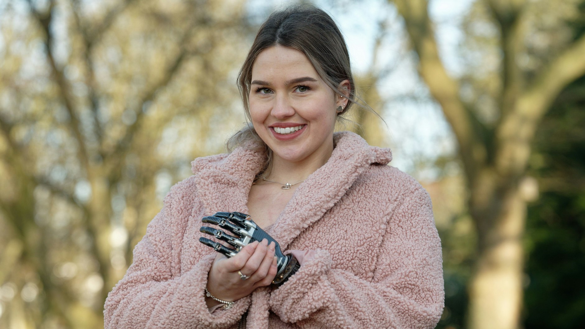 Gina Rühl trägt eine Armprothese