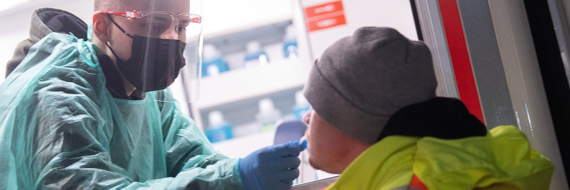 Schnelltest an einer Corona-Teststelle: Bei PCR-Tests wird der Omikron-Untertyp BA.2 oft nicht richtig erkannt.