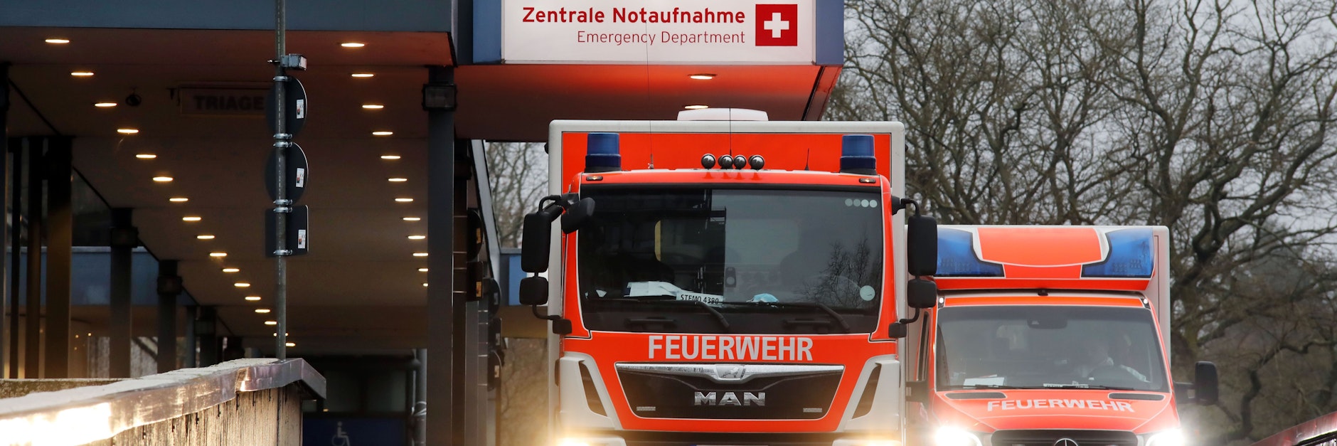 Rettungswagen vor der Notaufnahme am Benjamin-Franklin-Krankenhaus in Berlin
