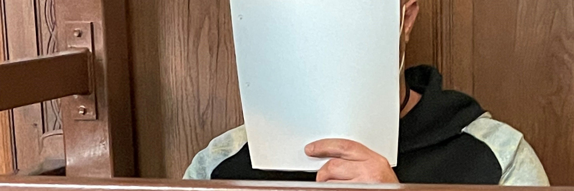 Der angeklagte Familienvater saß am Dienstag in Berlin auf der Anklagebank.