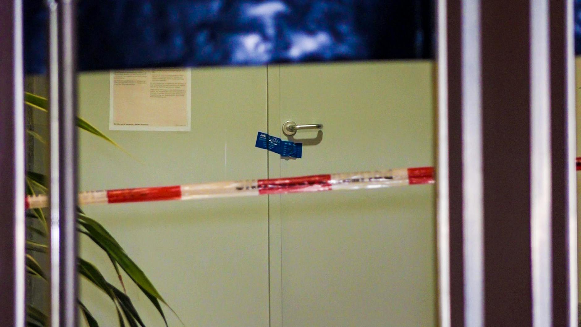 Die Polizei hat den Tatort noch immer abgesperrt. 