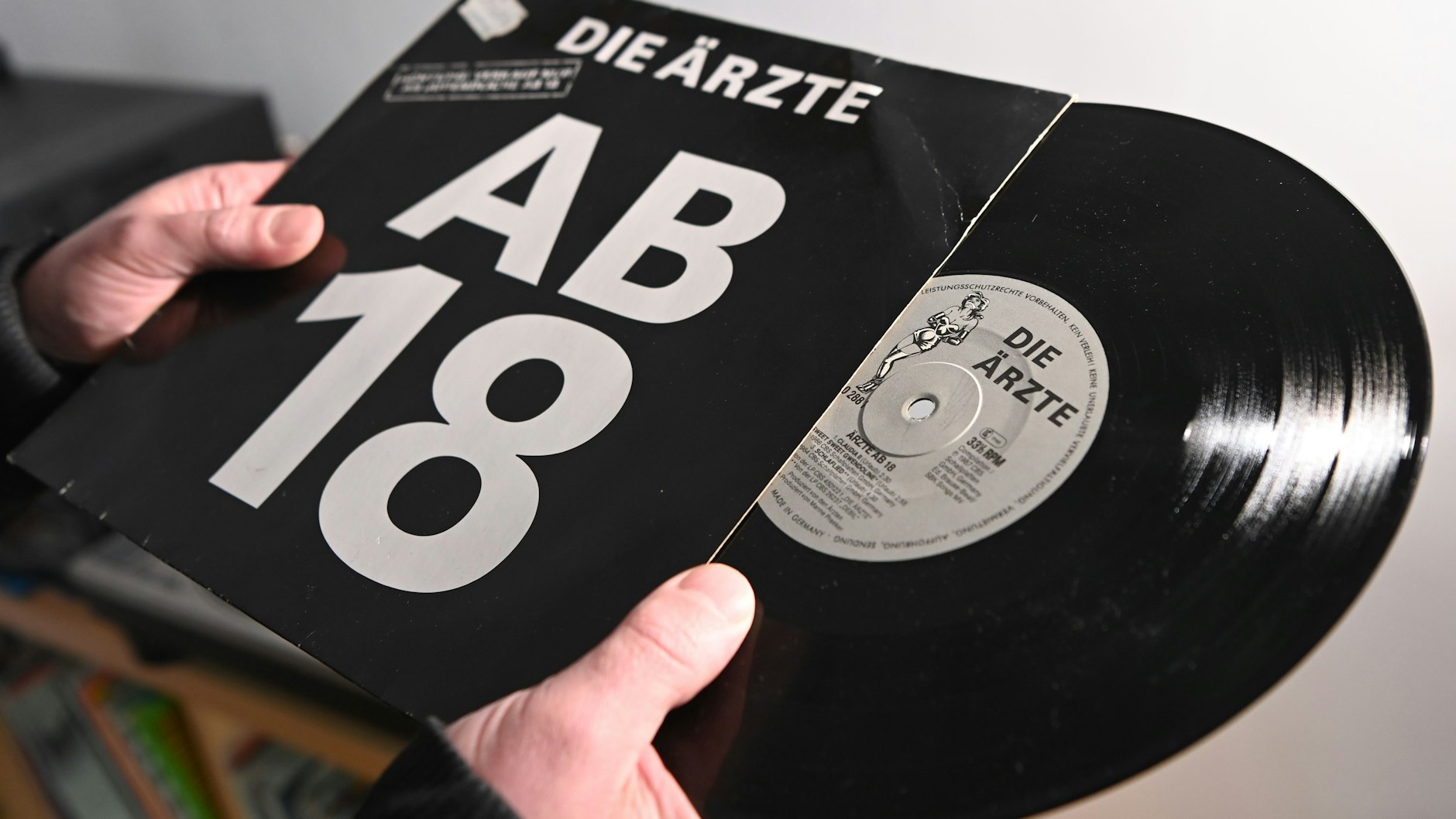 Ein Mann hält das "Ab 18"-Album der Punkband "Die Ärzte" mit dem Song "Geschwisterliebe" in den Händen. Das Lied wurde zusammen mit dem ganzen Album "Die Ärzte» indiziert. Der Song ist bis heute auf der Liste jugendgefährdender Medien.