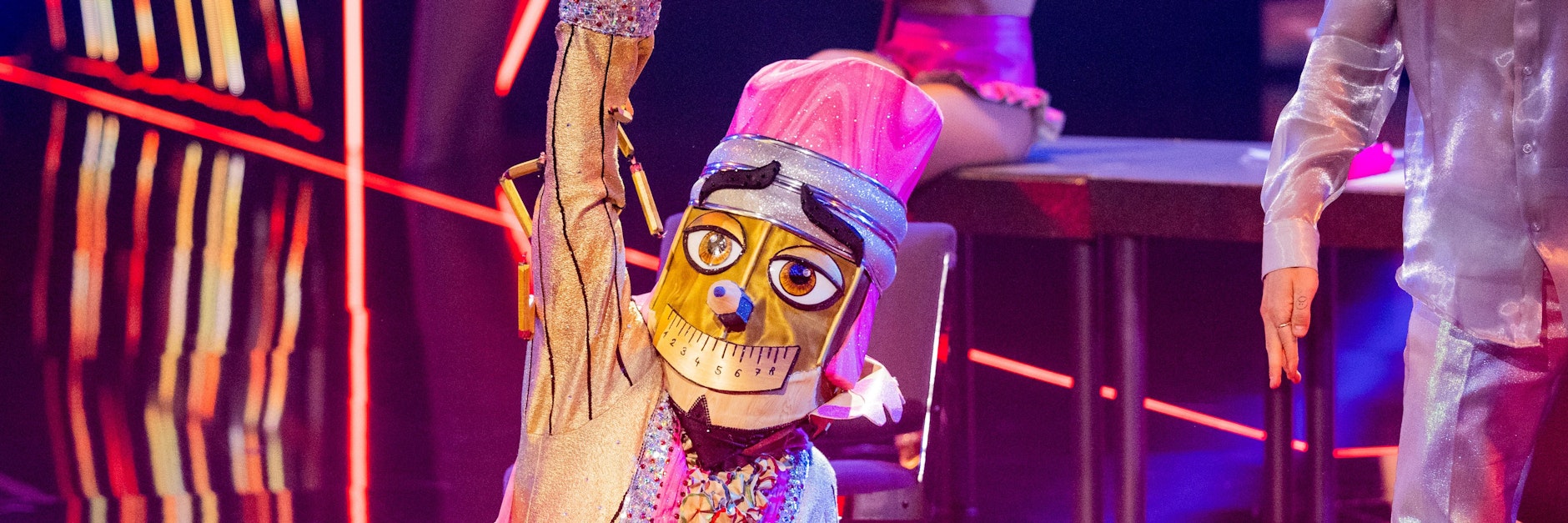 Der Buntstift legte bei „The Masked Dancer“ glamouröse Performances aufs Parkett.