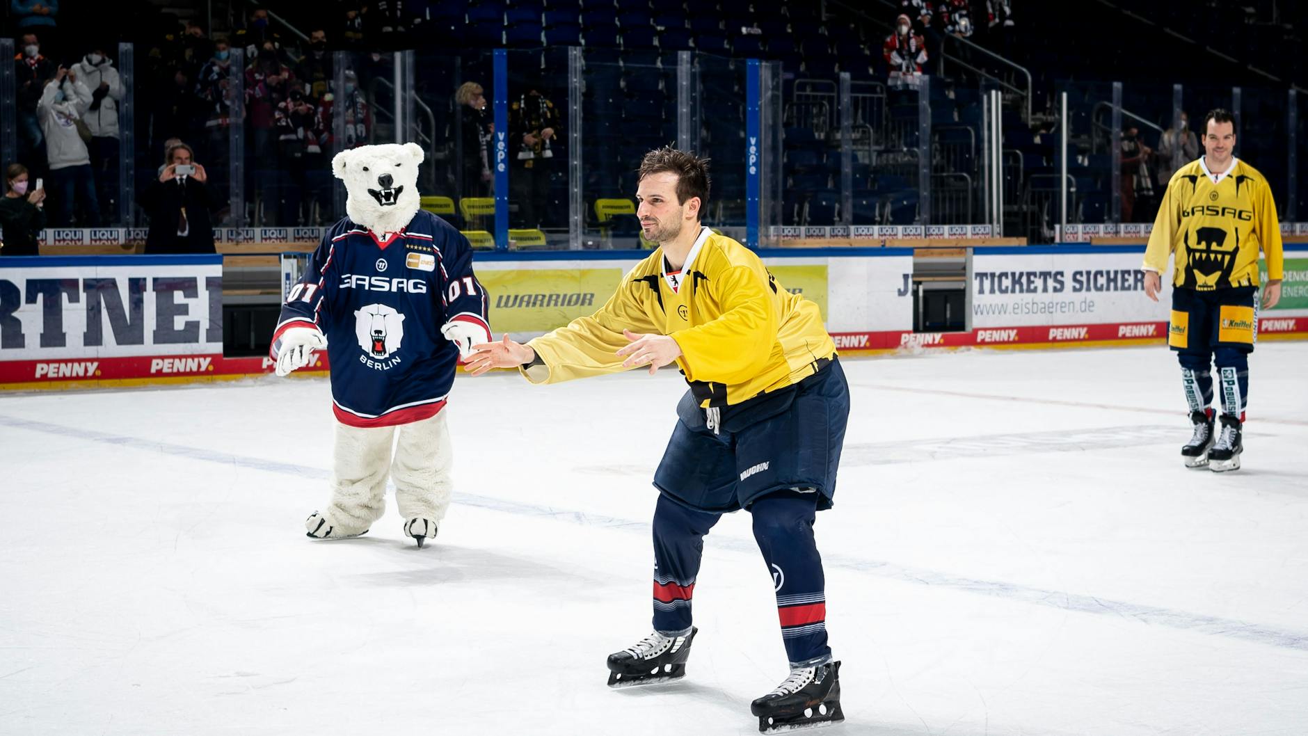 Eisbären-Goalie Mathias Niederberger ist auch dabei, freut sich bereits auf Peking und Olympia.