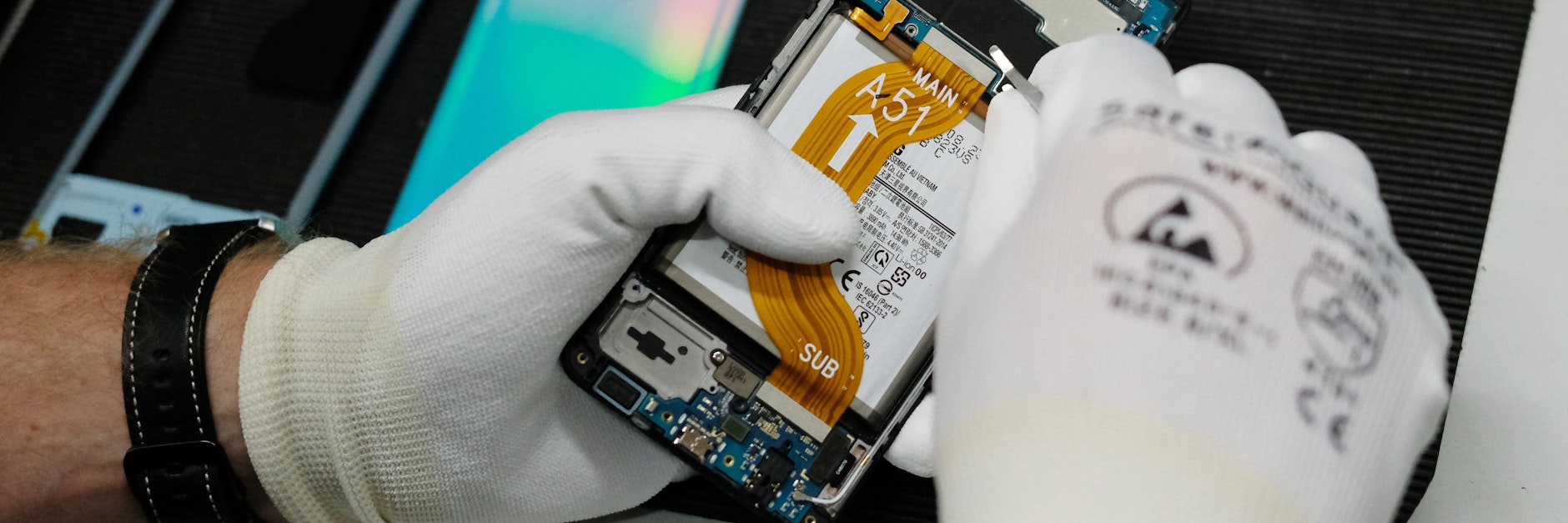 Die Reparatur von Handys ist häufig problematisch, Laien können Akkus nicht mehr wechseln.