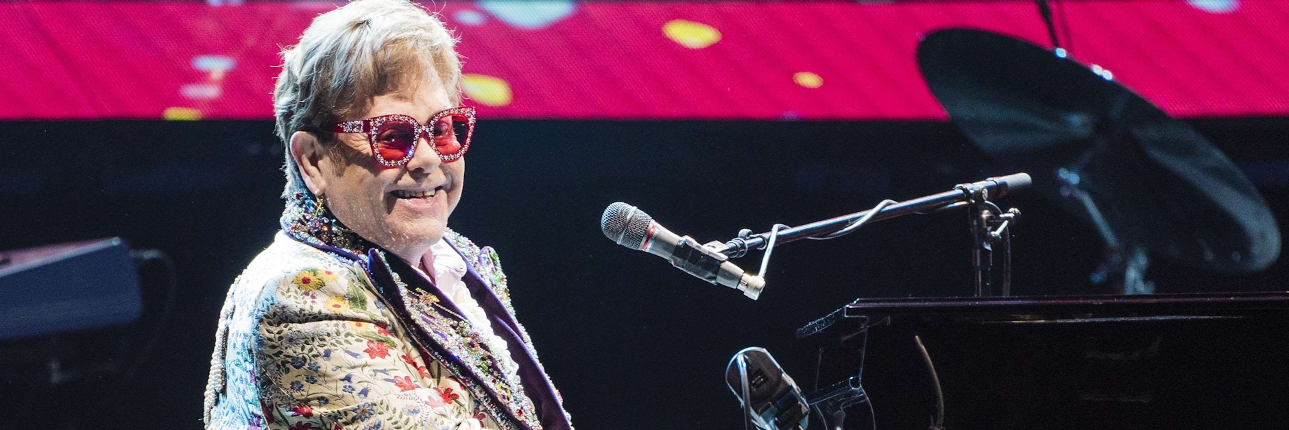 Show-Star Elton John hat sich mit dem Coronavirus angesteckt.