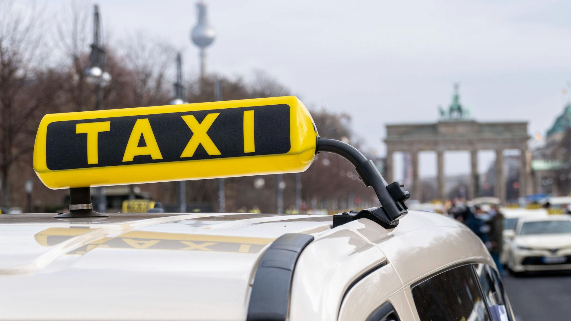 Ein Taxi auf der Straße des 17. Juni in Berlin. Einst eine Ikone der Großstadt, ist dieser Teil des öffentlichen Verkehrs seit langem auf dem Rückzug. Die Zahl der Konzessionen sank unter 6000.
