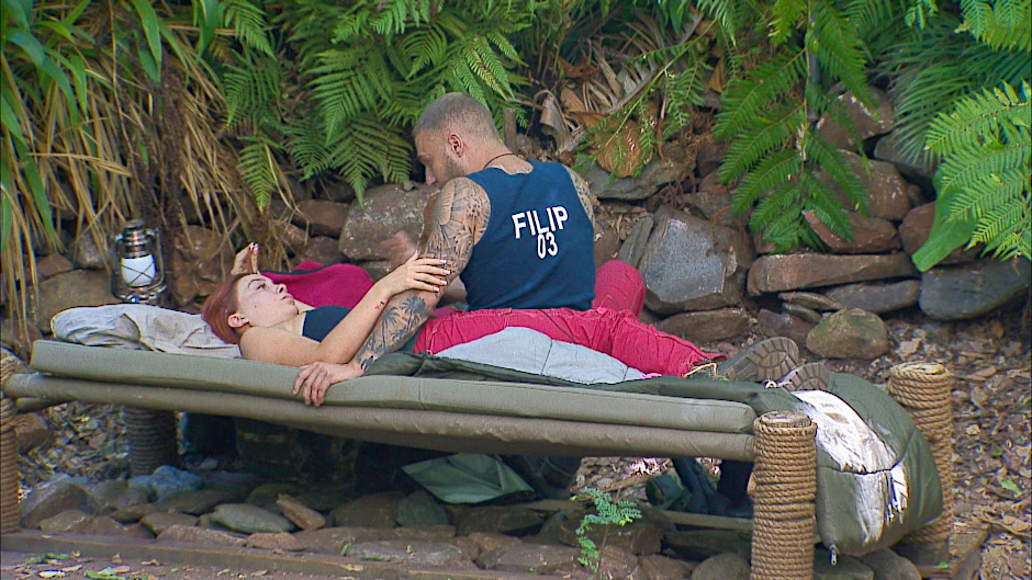 Filip Pavlovic und Tara Tabitha nähern sich im Dschungelcamp wieder an.