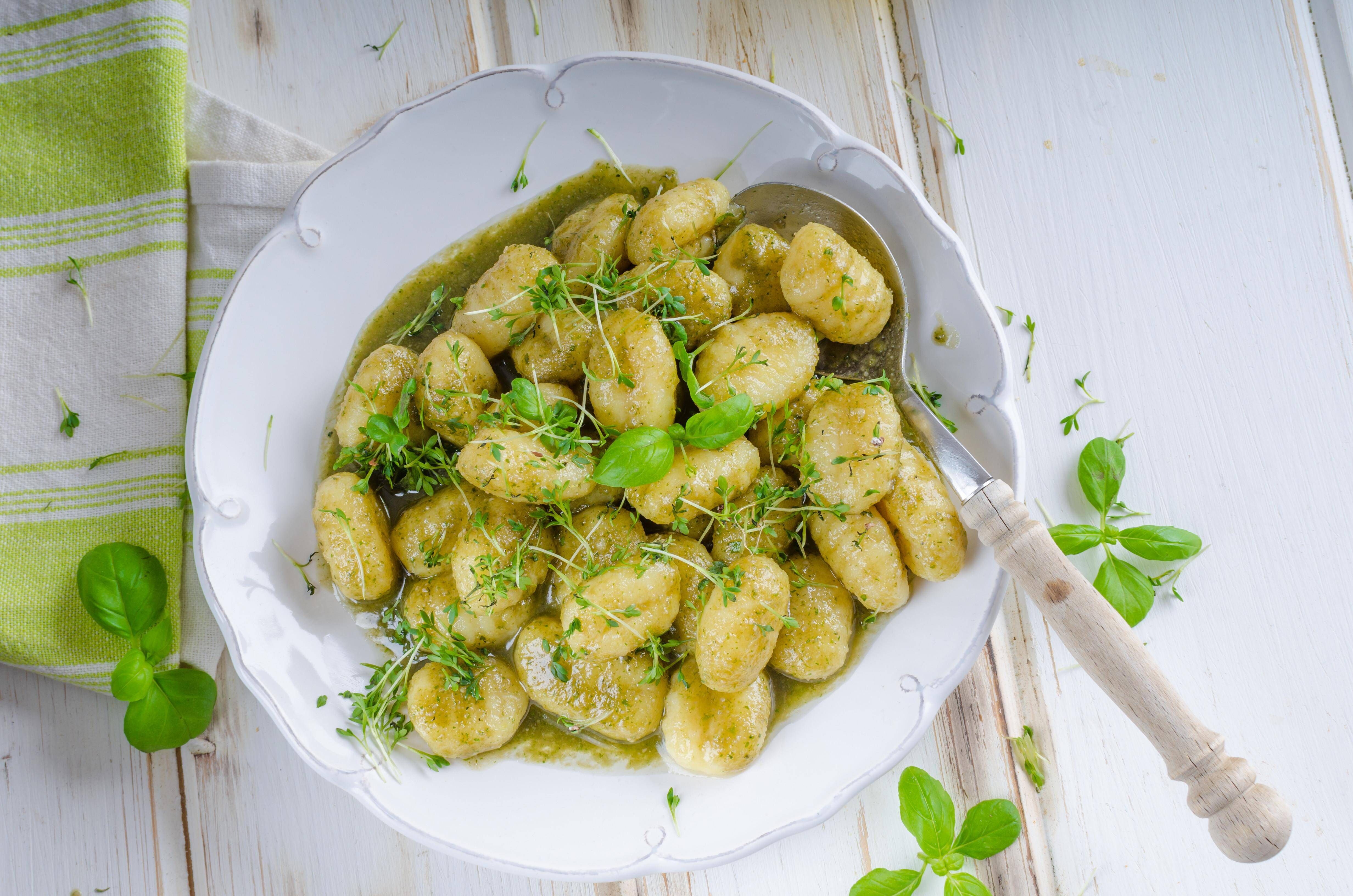 Image - Köstlicher italienischer Klassiker: Rezept für frische Gnocchi mit Basilikum-Pesto und Parmesan! So gelingt das leckere Gericht in kürzester Zeit