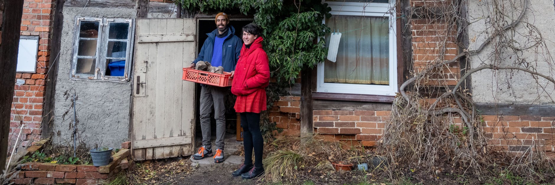 Annika Hirsekorn und der gebürtige Venezolaner Rolando Gonzalez auf dem Hof vor dem Haus. Ein renovierungsbedürftiges Haus und ein Grundeinkommen – so hat die Stadt Loitz zwei Berliner auf das platte Land gelockt.