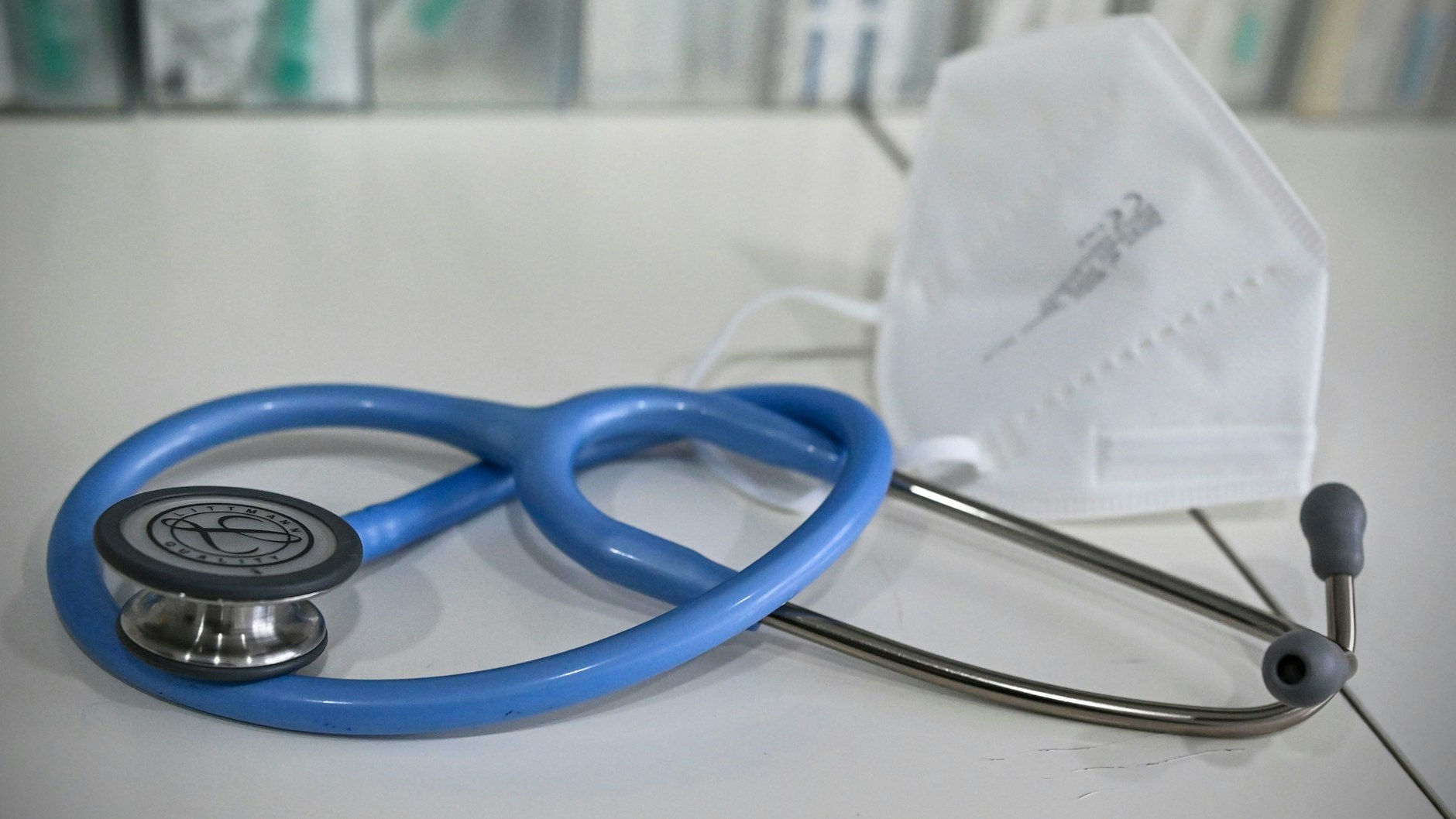 Der Medizinerin wird vorgeworfen, ihren Patienten Maskenatteste ausgestellt zu haben, ohne dass bei ihnen Vorerkrankungen vorlagen.