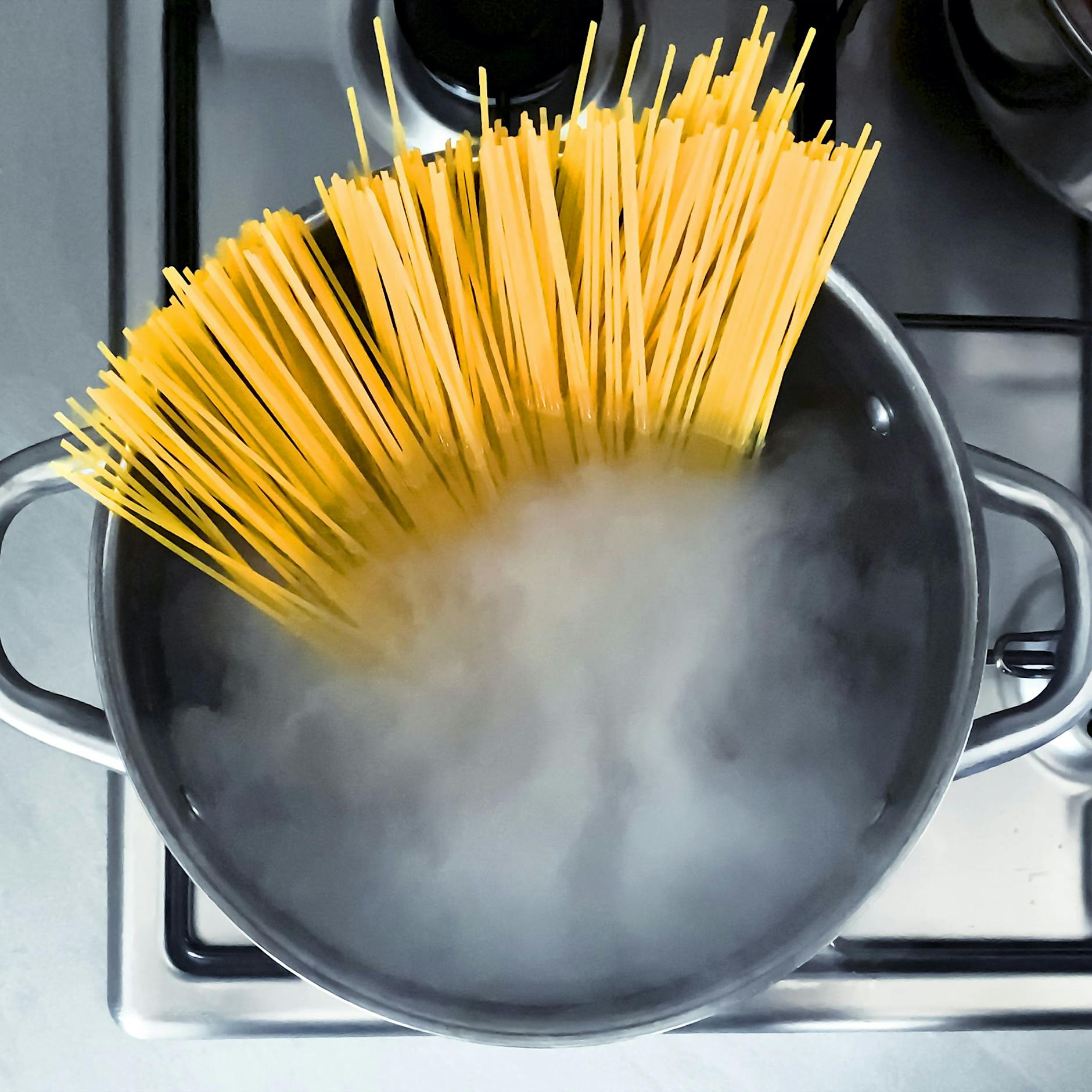 Alleskönner Nudelwasser: Diese Haushaltstipps sind einfach genial! Sie werden das Wasser nach dem Kochen NIE WIEDER wegschütten
