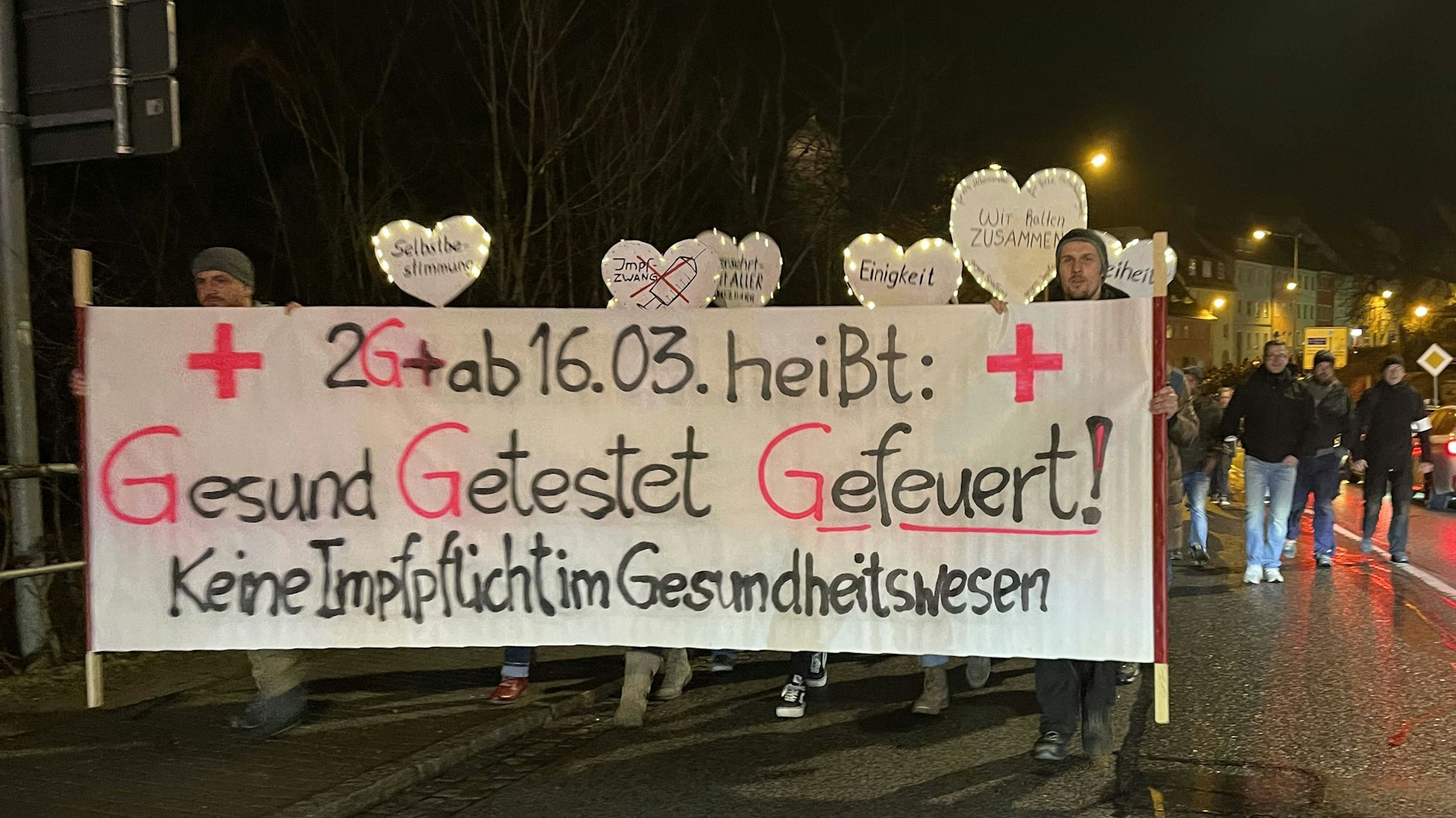 Rund 600 Menschen, darunter viele aus dem Gesundheitswesen, haben am Montagabend in Bautzen gegen die Impfpflicht und weitere Corona-Maßnahmen demonstriert.