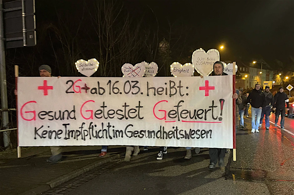 Rund 600 Menschen, darunter viele aus dem Gesundheitswesen, haben am Montagabend in Bautzen gegen die Impfpflicht und weitere Corona-Maßnahmen demonstriert.