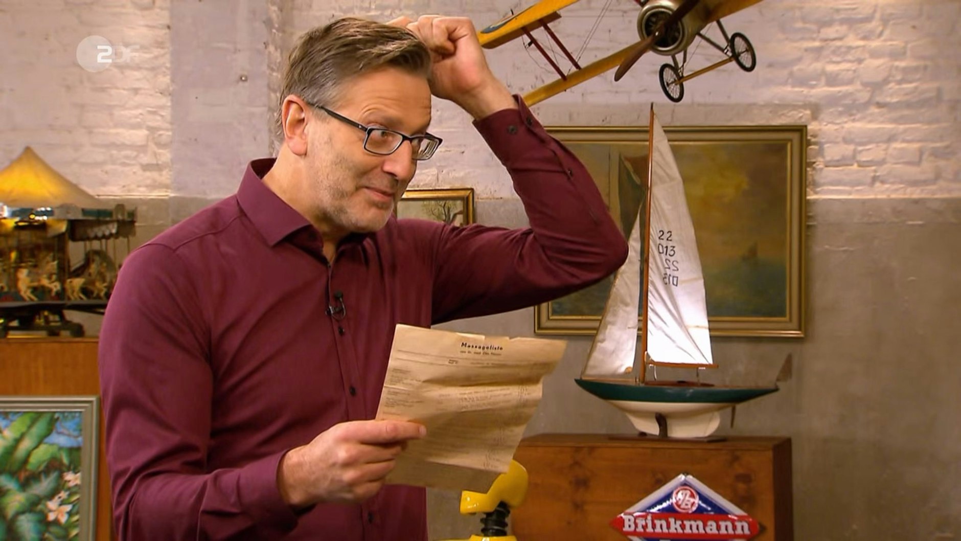 Experte Detlev Kümmel schaut sich das Gerät und die Anleitung bei der „Bares für Rares“-Expertise genau an.