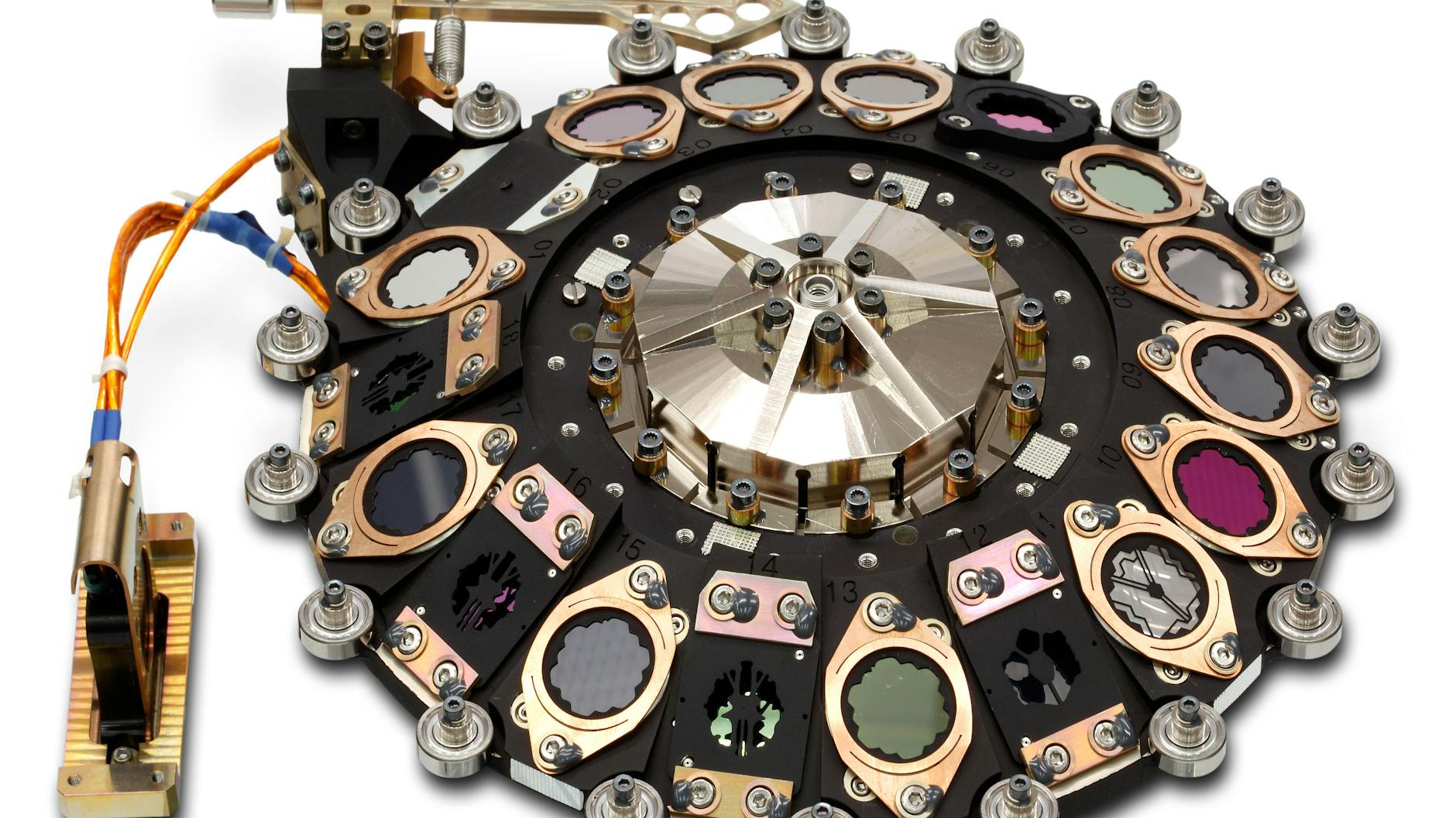 Solche Dinge haben die Heidelberger Forscher für das James-Webb-Weltraumteleskop entwickelt. Das MIRI-Filterrad erlaubt es, unter anderem Farbfilter und ein Prisma bei den Beobachtungen einzusetzen und ganz unterschiedliche Messungen durchzuführen.