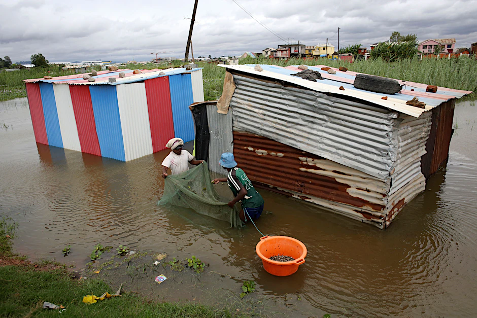 Menschen nach dem Tropensturm in Antananarivo, Madagaskar