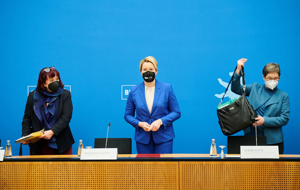 Berliner Senat in der Pandemie: Unsouverän, geschwätzig, harsch