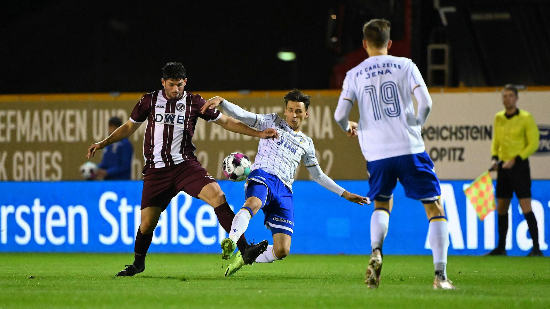 In der Hinrunde noch Gegner, künftig Kollegen: Dynamos Marcel Stutter und der nun Ex-Jenenser Theodor Bergmann (r.).