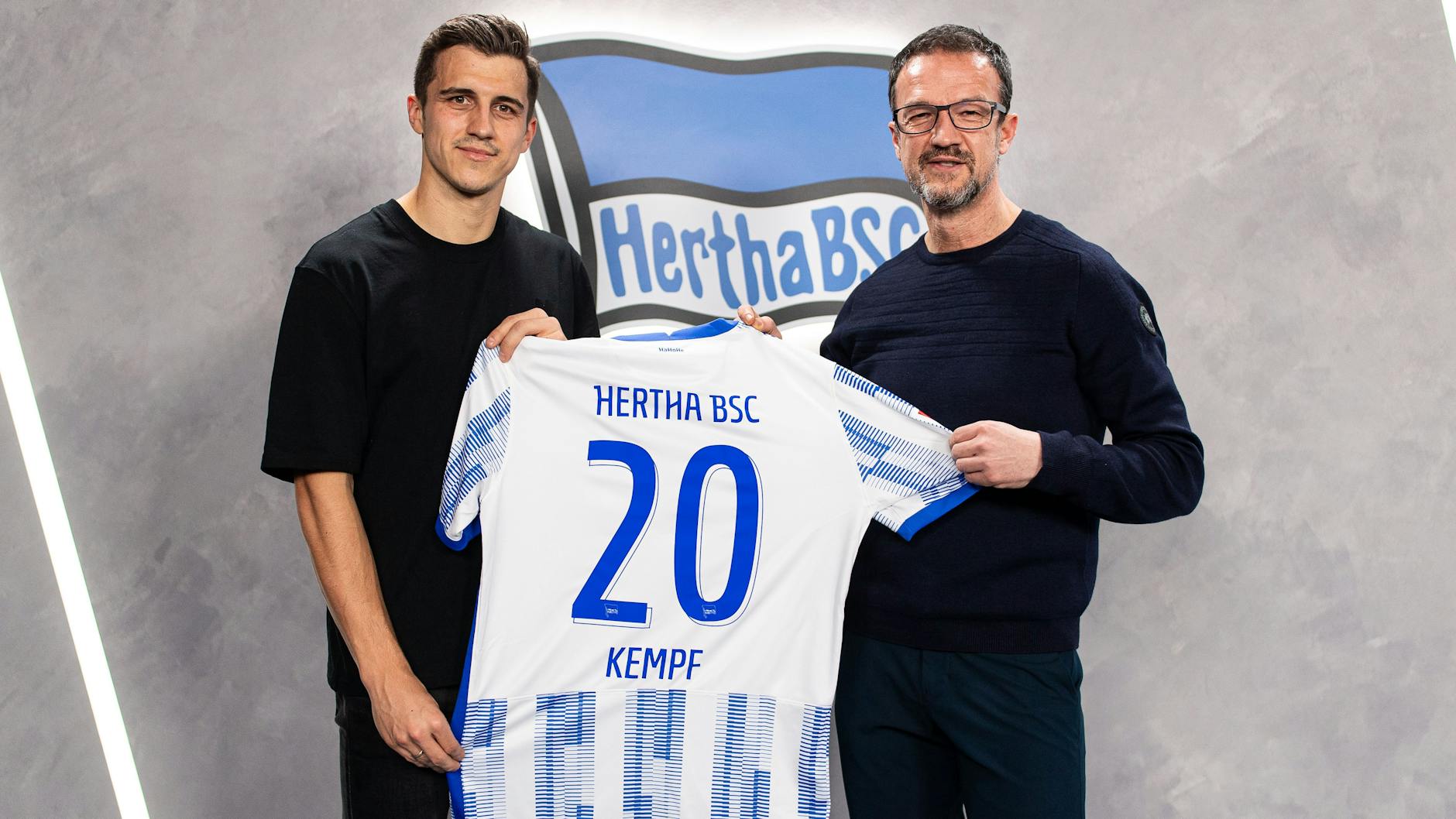 Marc Oliver Kempf neben Manager Fredi Bobic (r.). Herthas neuer Verteidiger trägt bei den Blau-Weißen künftig die Nummer 20. 