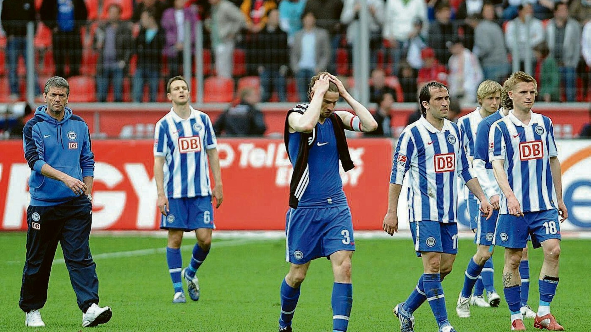 2010 stieg Hertha mit Trainer Friedhelm Funkel (l.) und dem heutigen Sportdirektor Arne Friedrich (M.) aus der Bundesliga ab.&nbsp;