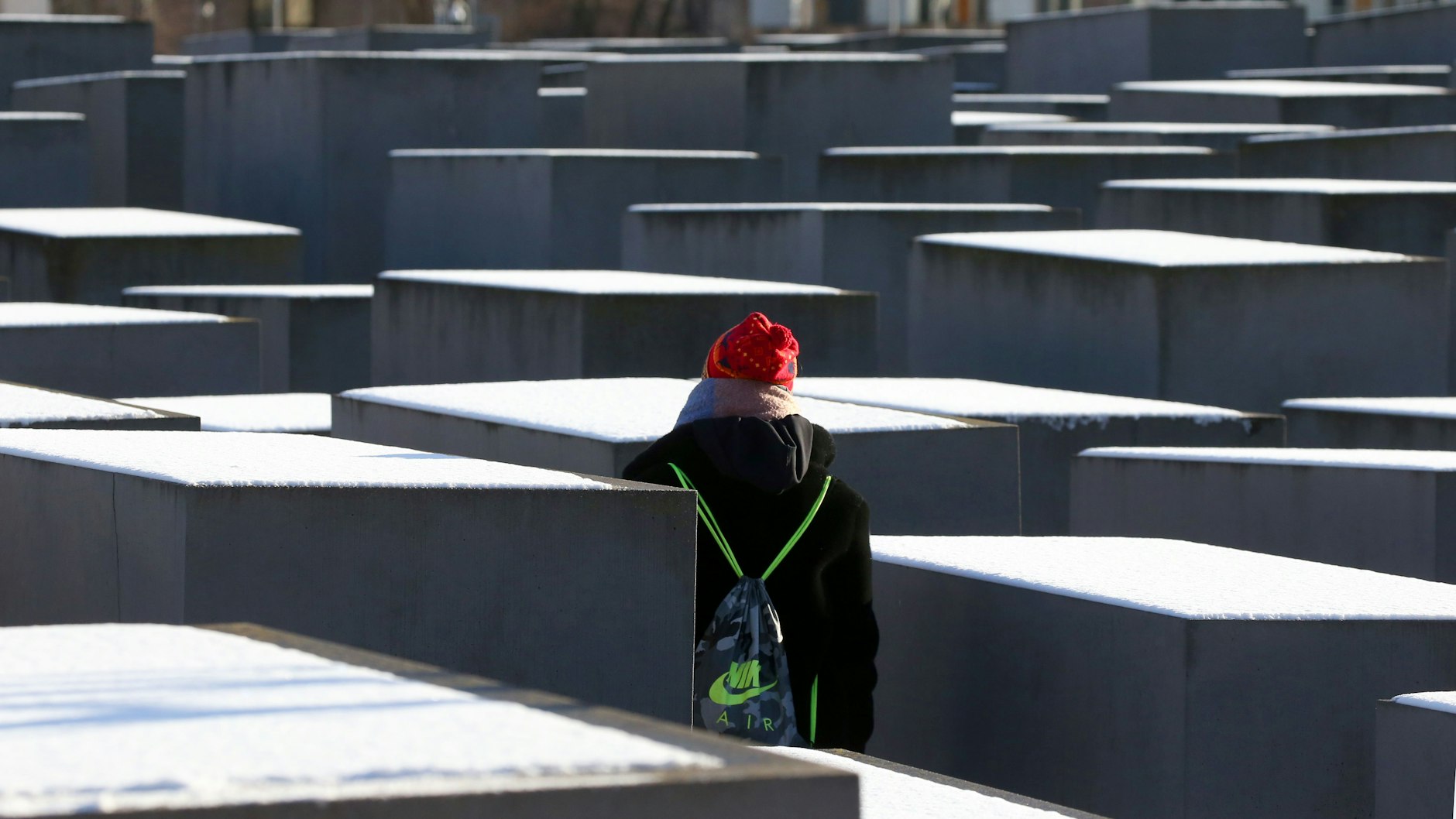 Schnee auf den Stelen des Berliner Mahnmals für die ermordeten Juden Europas.