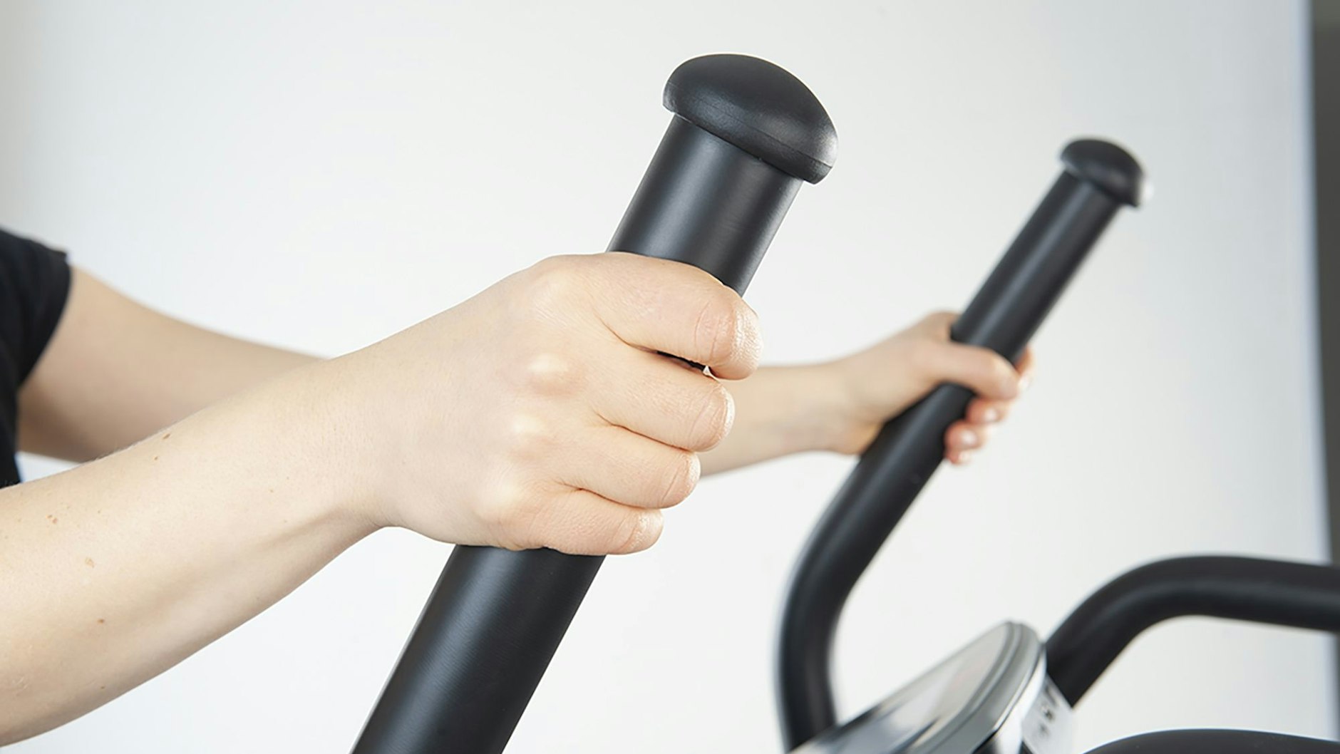 Bei dem Test von acht Crosstrainern, sind bei einigen Geräte die Handläufe verbogen oder sogar abgebrochen.