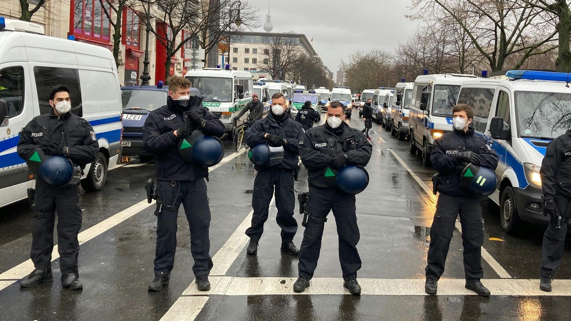 Polizisten sichern die Straße Unter den Linden.
