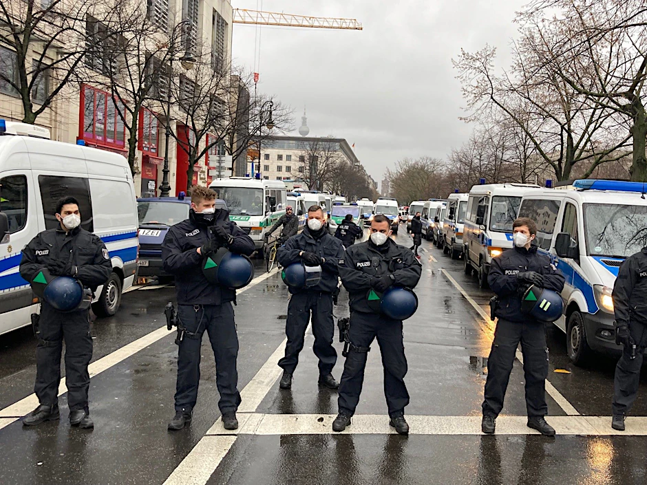 Polizisten sichern die Straße Unter den Linden.