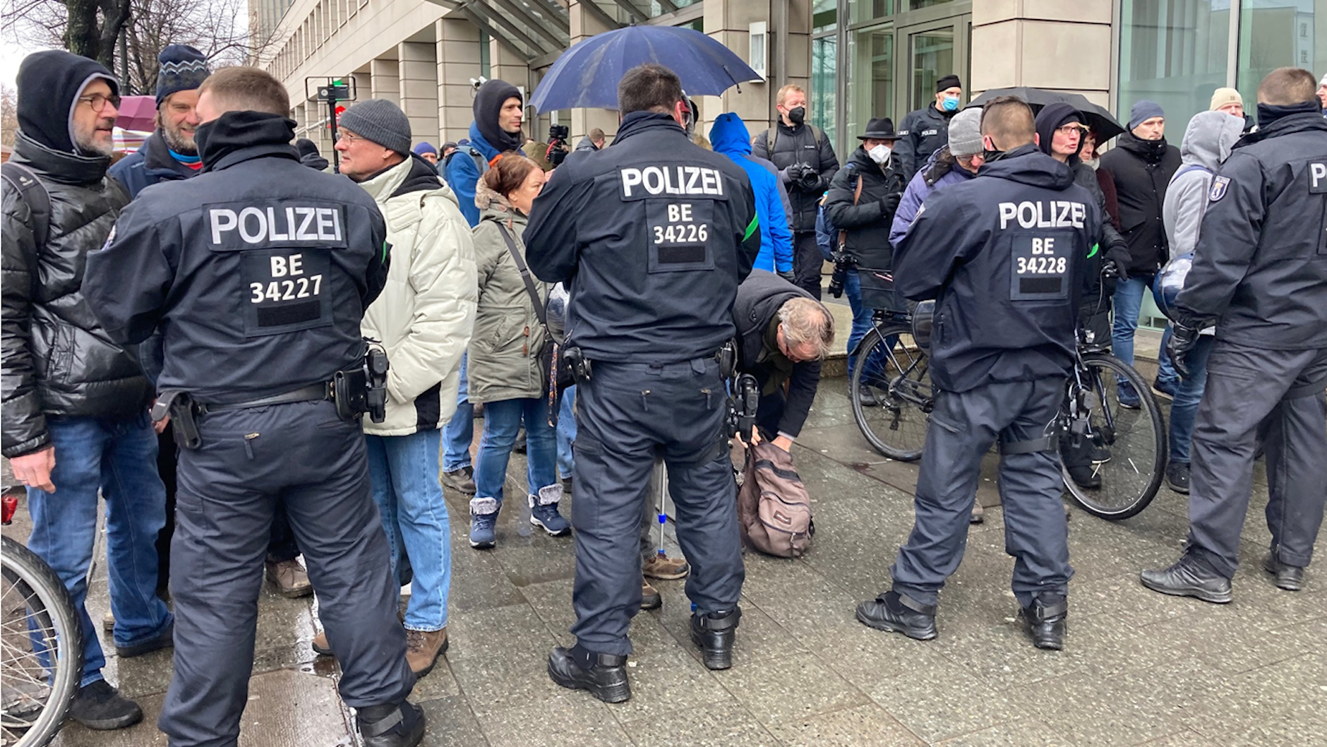Demonstranten diskutieren mit Polizisten, die sie nicht durchlassen.