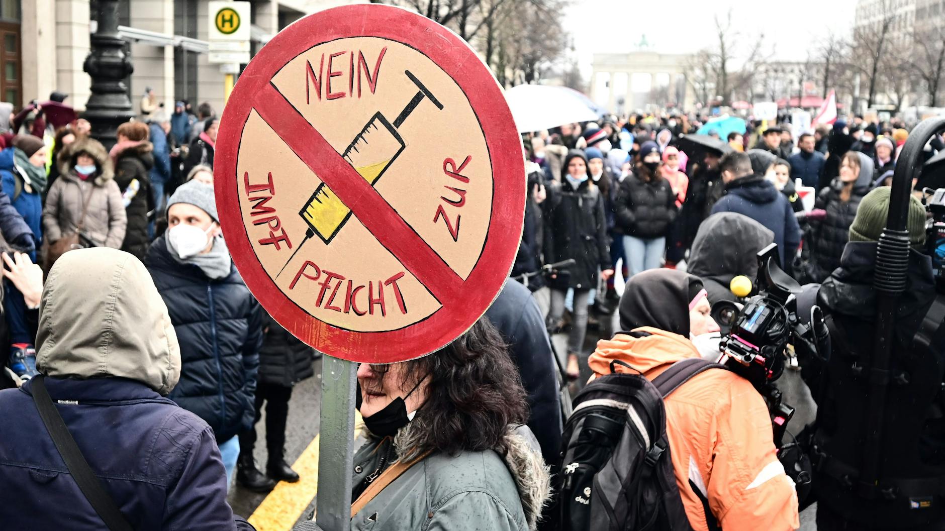Demonstranten protestieren gegen eine mögliche Corona-Impfpflicht, 1600 Polizisten sind im Einsatz.