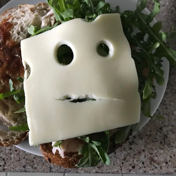 Starrendes Käse-Gesicht