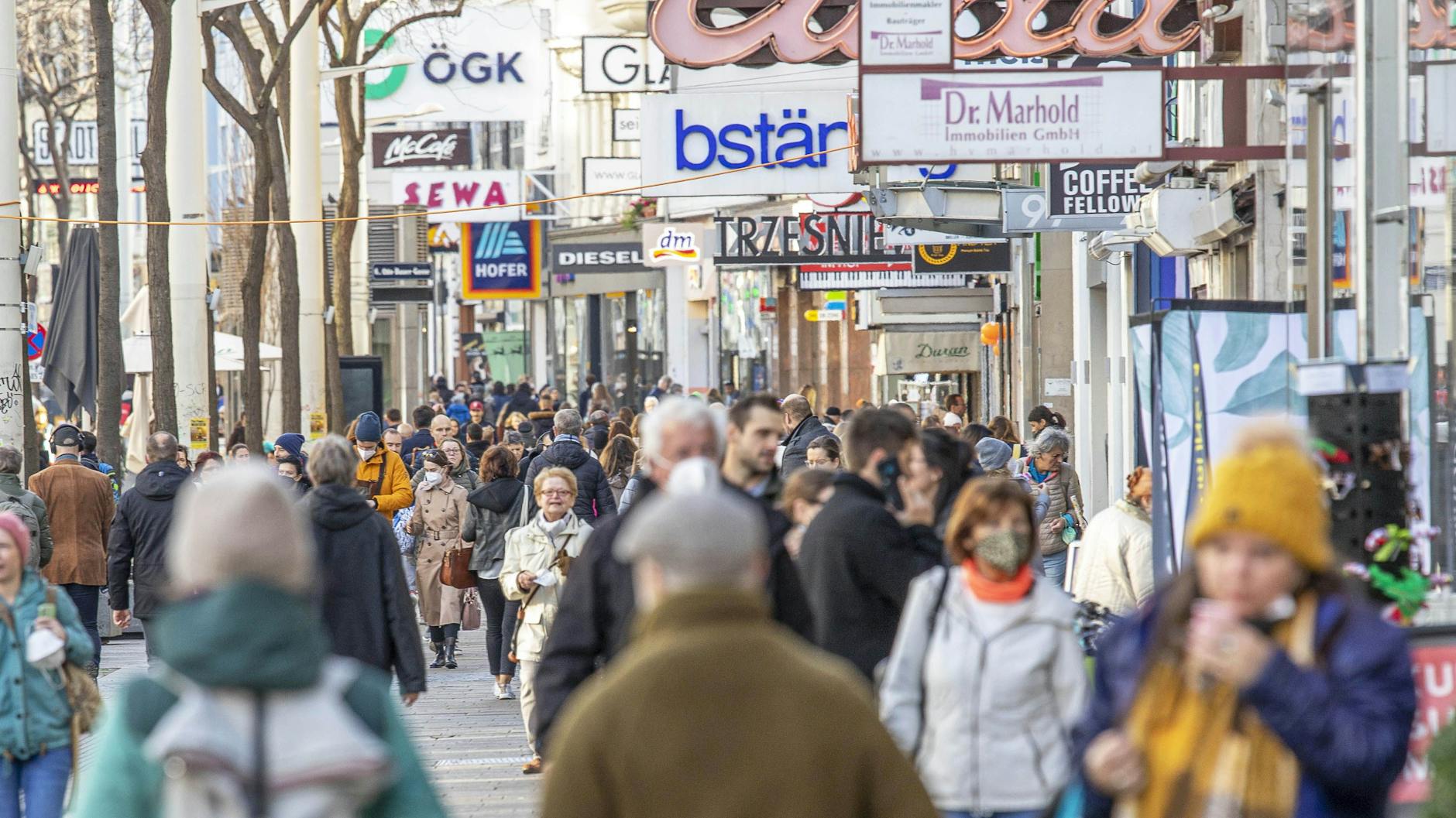 Passanten in Wien. Seit dem 15. November gilt für Ungeimpfte ein Lockdown. Nächste Woche soll er enden. 