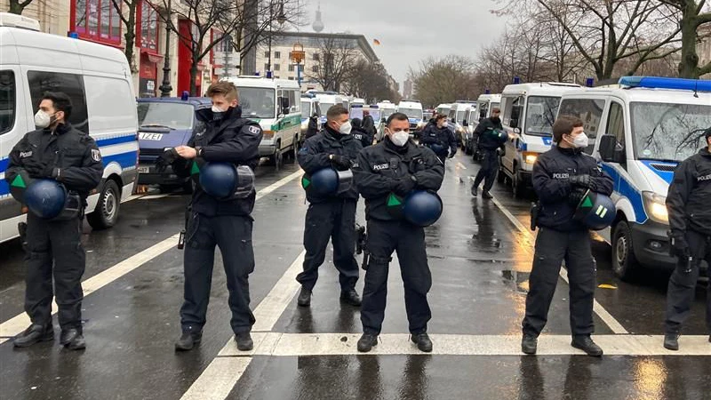 Die Polizei hat mit einem Großaufgebot das Regierungsviertel abgesperrt.&nbsp;