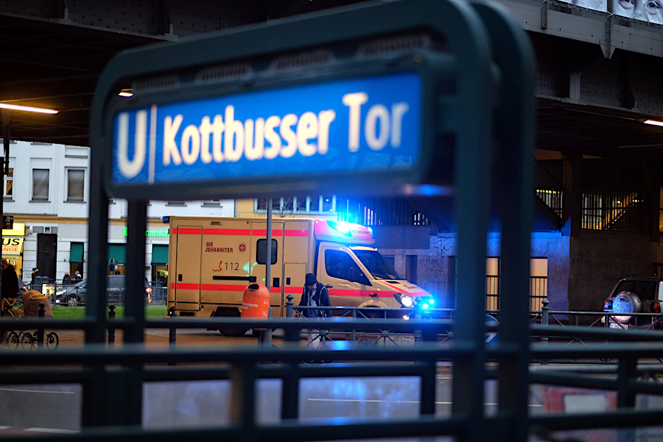 Bei einer Attacke am Kottbusser Tor sind am frühen Dienstagmorgen zwei Männer verletzt worden.