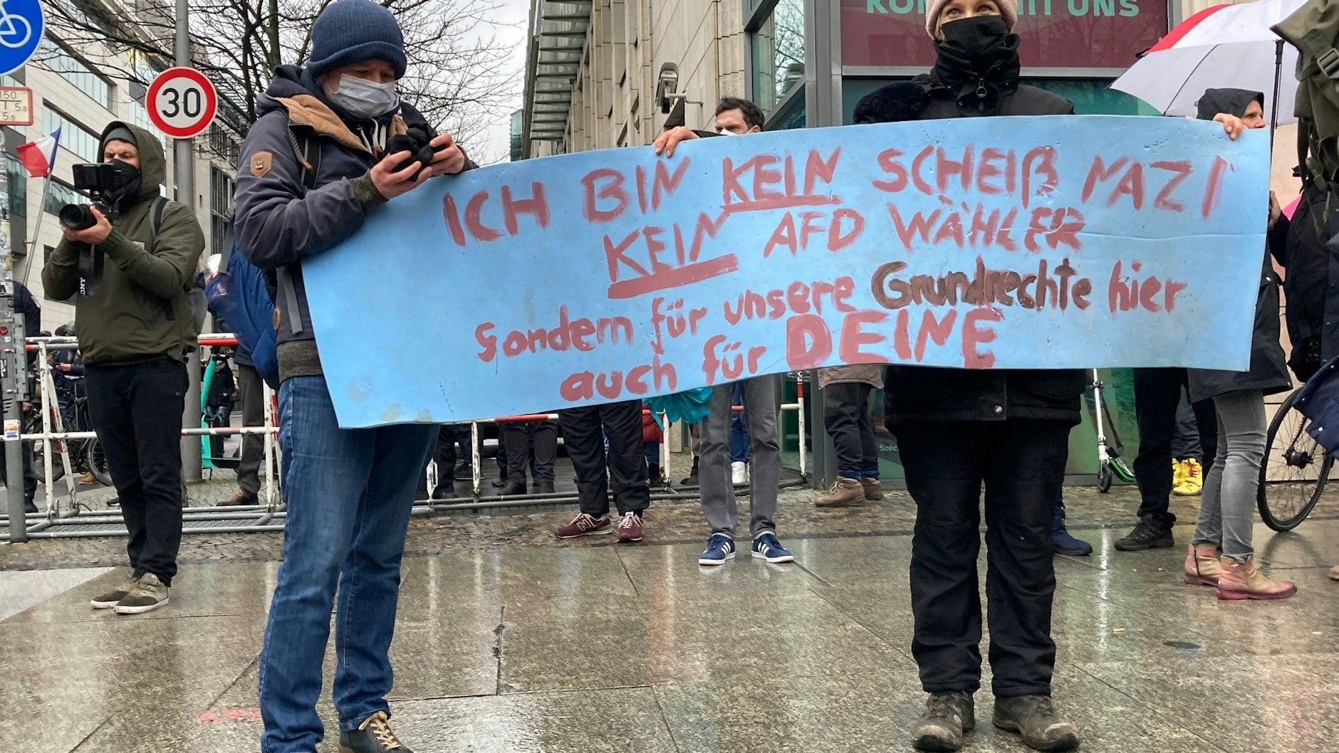 Gegnerinnen der Impfpflicht demonstrieren am Mittwoch in Mitte.