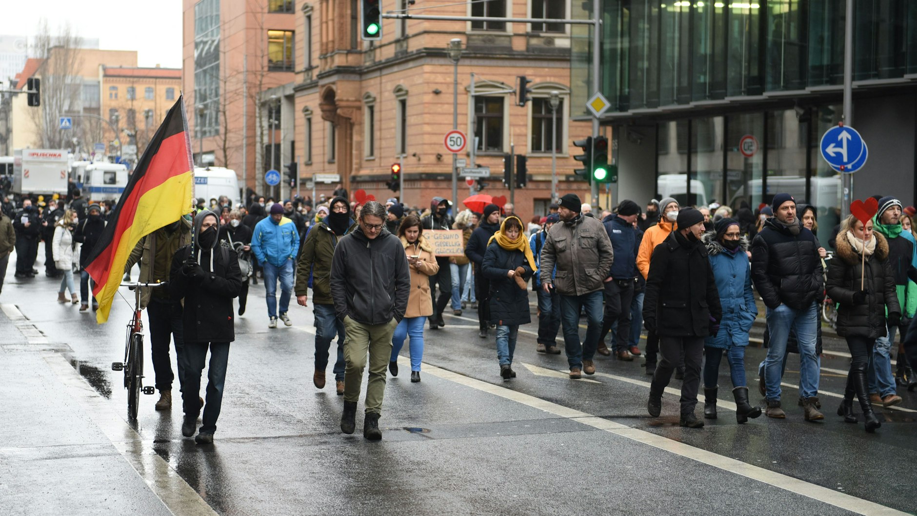 Demonstranten laufen in kleineren Gruppen am abgeriegelten Regierungsviertel vorbei.&nbsp;