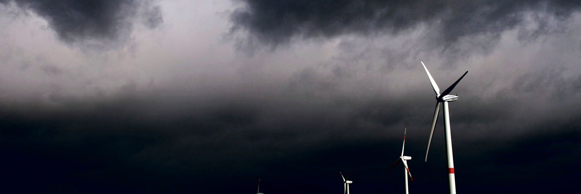 Sturmwolken ziehen auf: Ein drastischer Wetterwechsel erfasst Berlin und Brandenburg.
