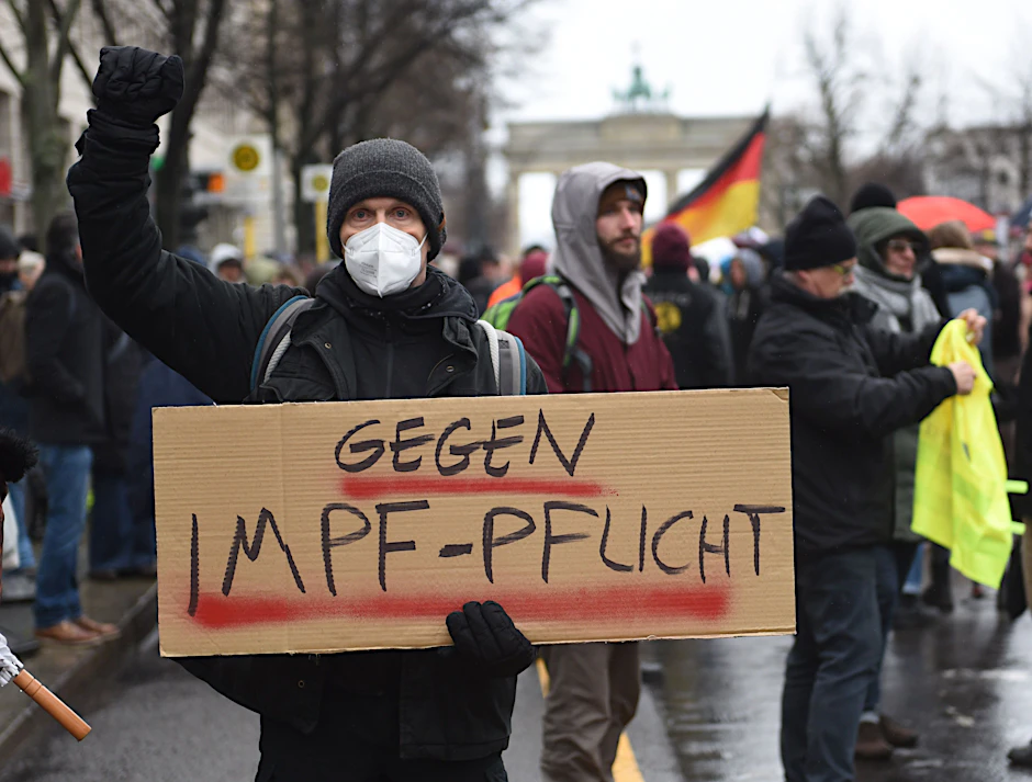 Demonstranten protestieren vor dem Brandenburger Tor gegen eine Impfpflicht.&nbsp;
