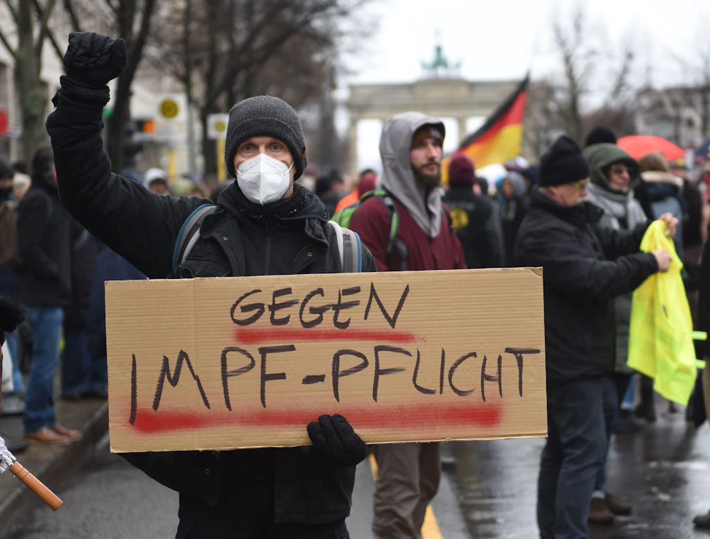 Protest gegen Impfpflicht in Berlin: Anzeigen für Dutzende Demonstranten