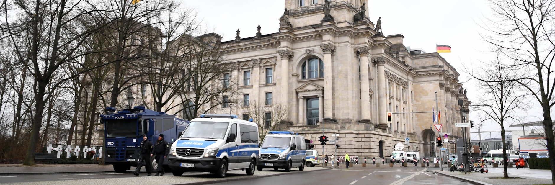 Polizei vor dem Reichstag.