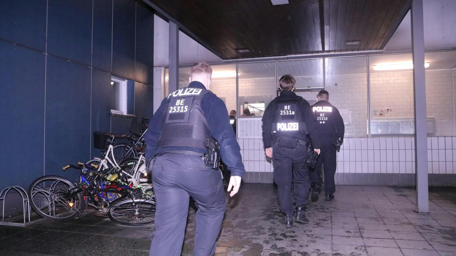 Polizisten bei einer Razzia am Dienstag in Kreuzberg.