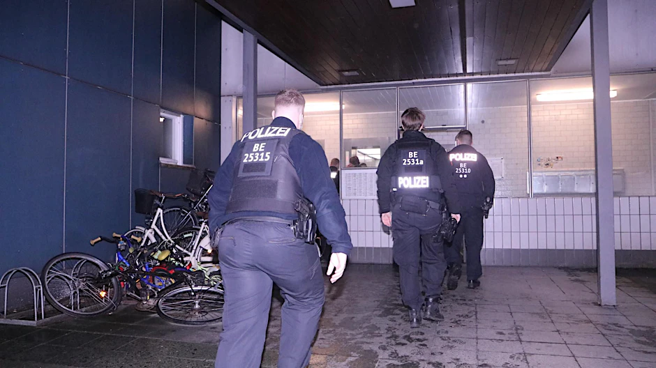 Polizisten bei einer Razzia am Dienstag in Kreuzberg.