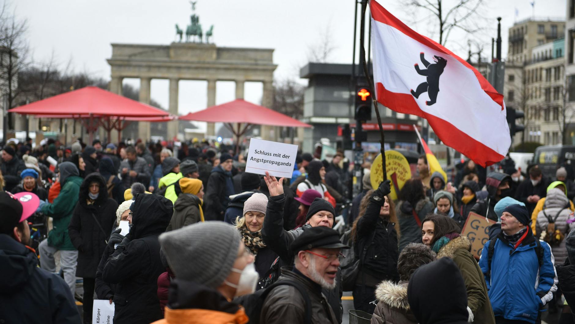 Eine Demonstrantin zeigt ein Schild mit der Aufschrift „Schluss mit der Angstpropaganda“.