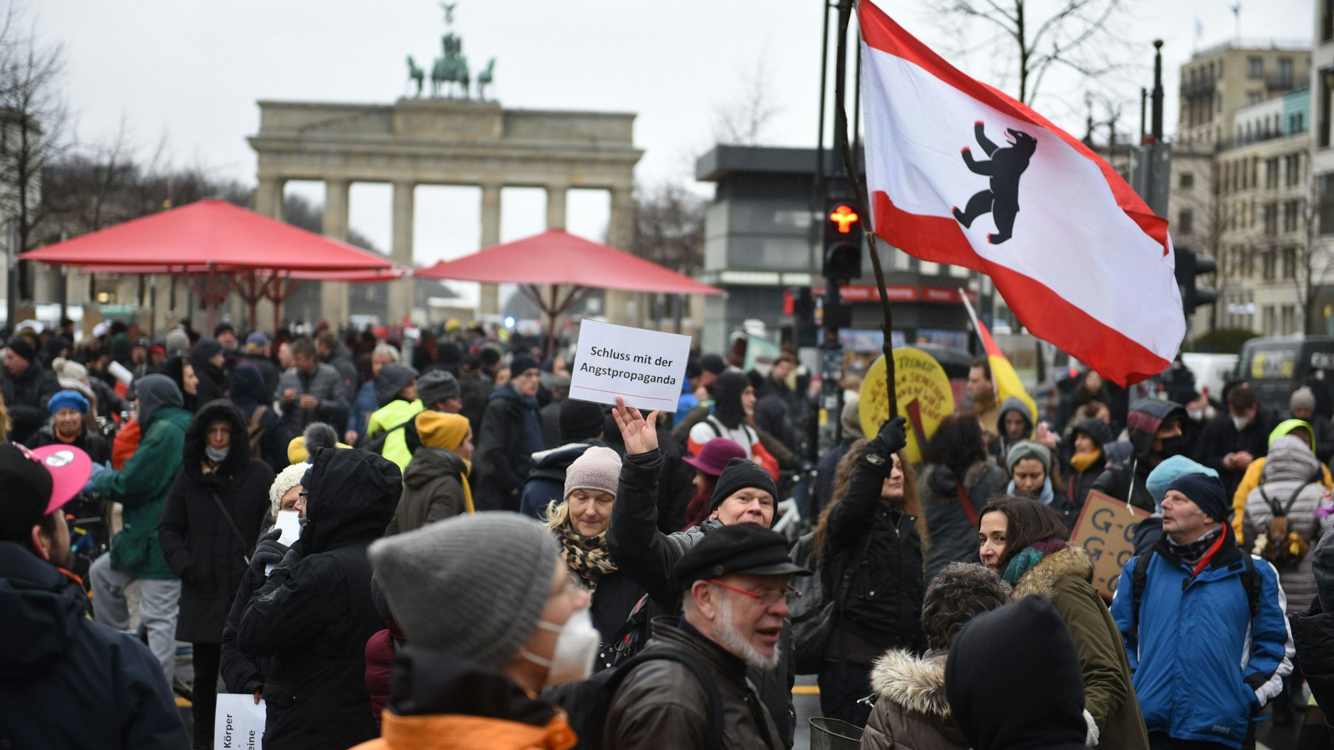 Eine Demonstrantin zeigt ein Schild mit der Aufschrift „Schluss mit der Angstpropaganda“.