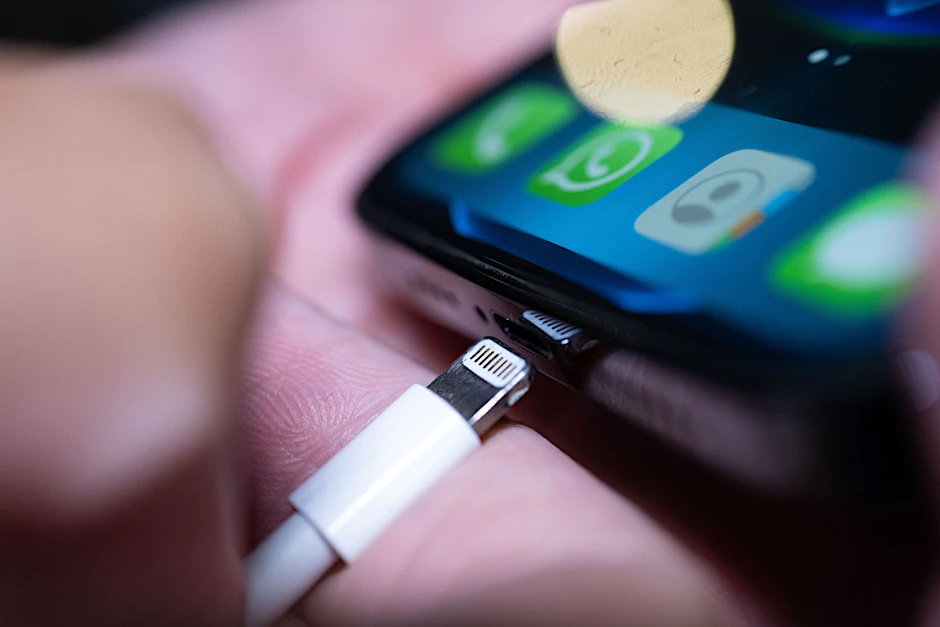 Ein Lightning-Ladestecker wird in ein Apple iPhone gesteckt. Einheitliche Ladegeräte für Handys und andere Elektrogeräte in der EU rücken näher (Symbolbild).